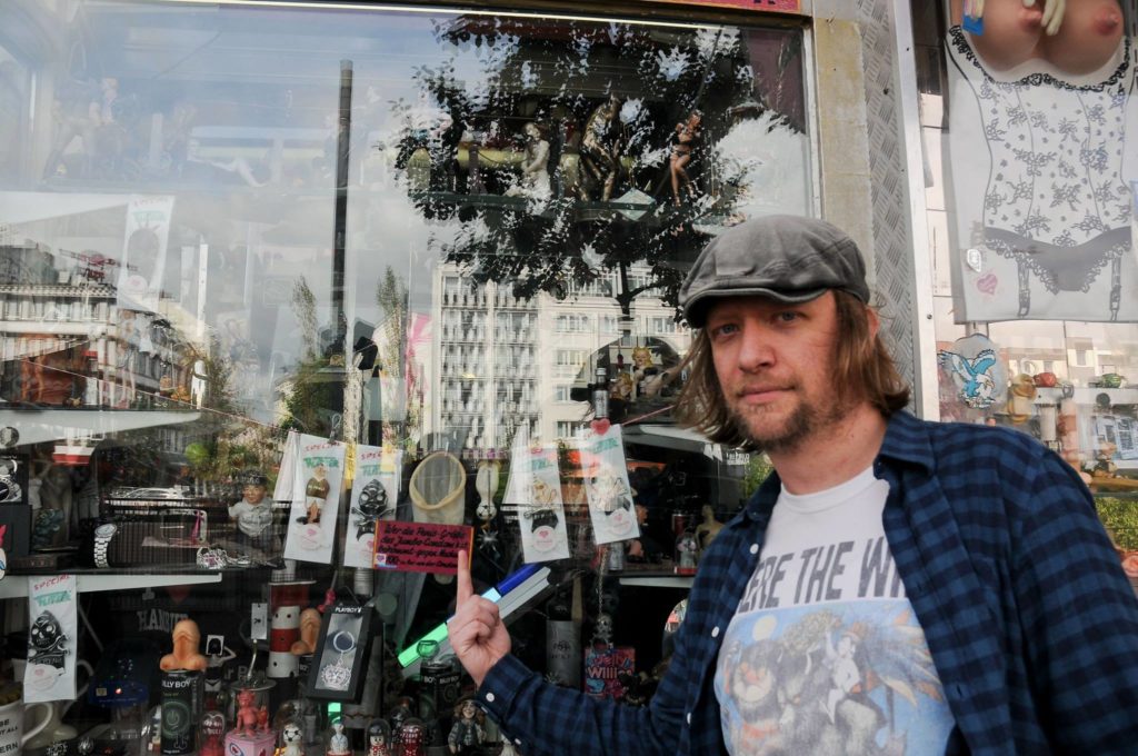 Nils ist der beste Tourguide der Welt, denn er hat's drauf: Hier zeigt er auf ein Kondom!