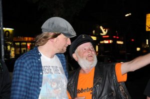 Soziale Kernkompetenz: Nils hat immer ein offenes Ohr für die Sorgen und Nöte der Menschen. Allerdings ist er auf dem linken Ohr taub und denkt gerade an Nora Tschirner oder Claudia Roth.